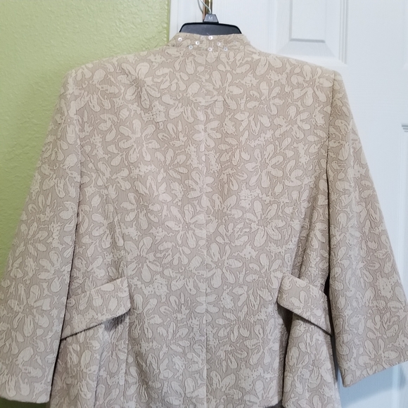 Suit - Picture 2 of 7